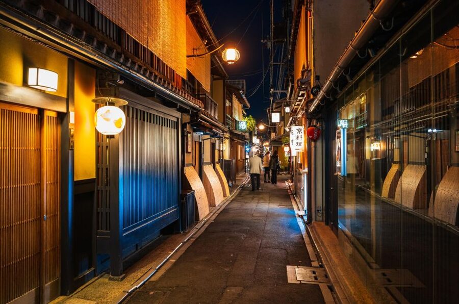 Kyoto : Bar Hopping Tour in Pontocho Alley at Night - The second stop and the value of variety