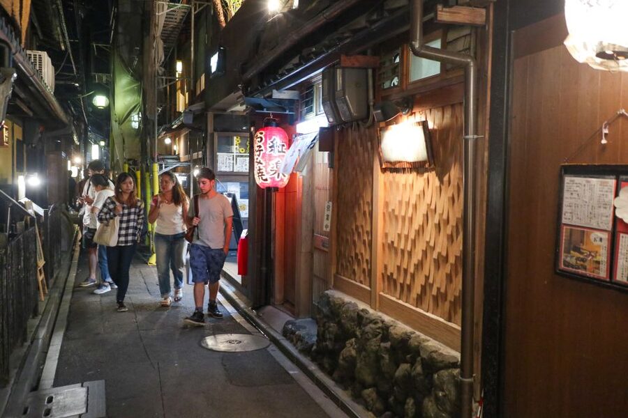 Kyoto : Bar Hopping Tour in Pontocho Alley at Night - Why Pontocho works so well at night