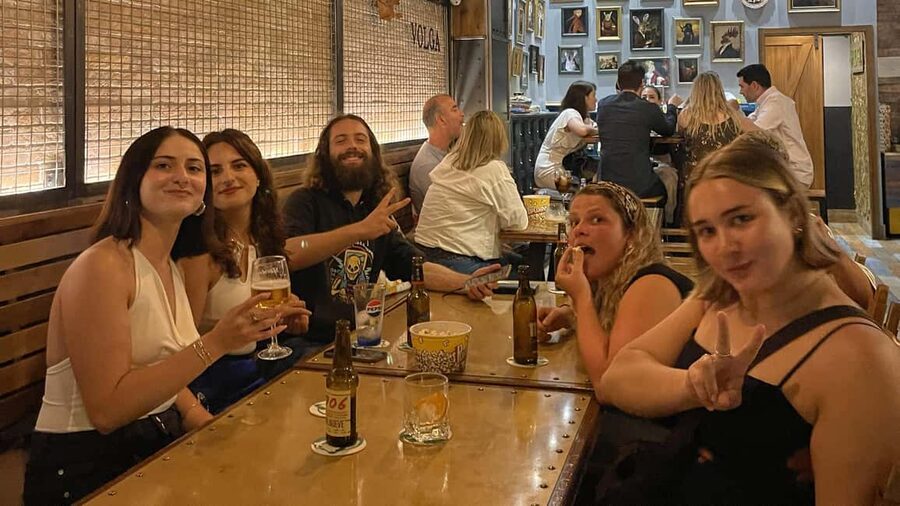 Las Palmas: Weekly Pub Crawl - Meeting at the fountain and starting the evening