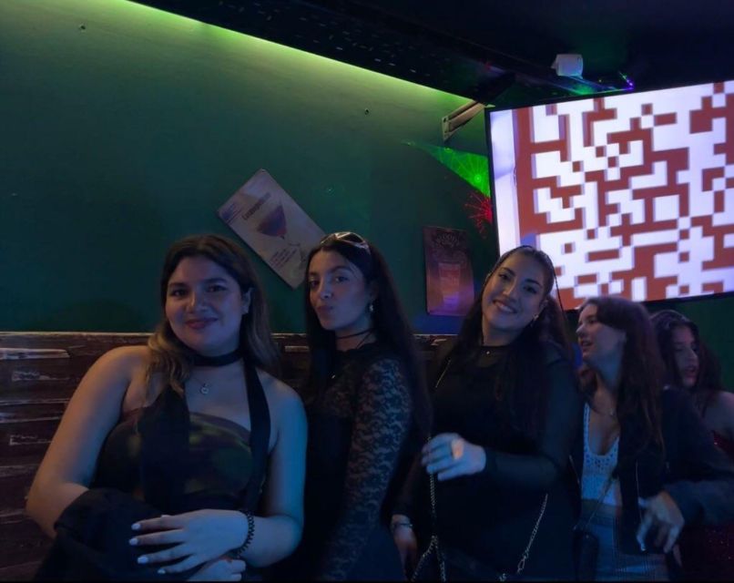 Lisbon Pub-crawl: 1h of open bar, Shots and VIP Club Entry - Meeting at Miradouro de São Pedro de Alcântara