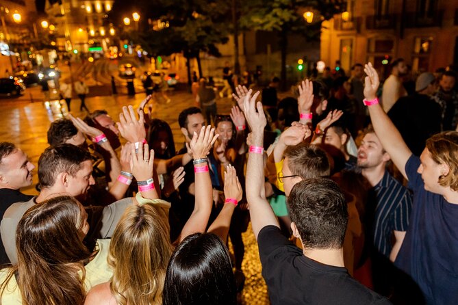 Lisbon: Pub Crawl with Open Bar, Shots & VIP Club Entry - Starting near Praça Luís de Camões