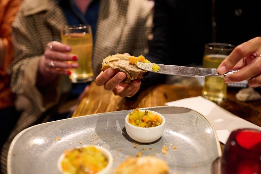 London: Historic Pubs, British Ales & Classic Dishes - Four details that make this pub walk special
