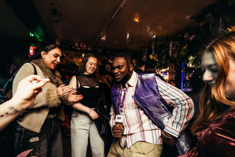 London Pub Crawl: Ultimate Central London Night Out - Accessibility and language