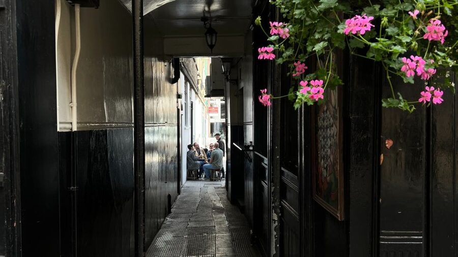 London: Royal Historic Pubs Walking Tour - Key points at a glance