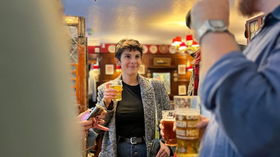 London: Royal Historic Pubs Walking Tour - Starting at Piccadilly Circus with an umbrella