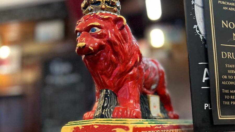 London: Royal Historic Pubs Walking Tour - Secret alleys and the parts you might miss alone