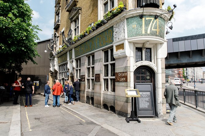 London Small Group Tour of Historical Pubs - Fleet Street, old newspapers, and the proper boozer
