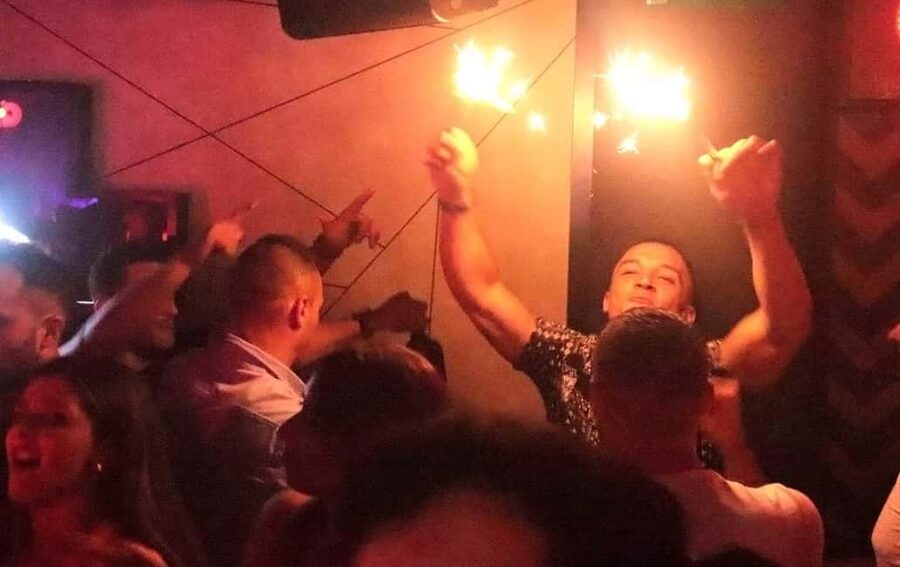 Madrid: Top Pub Crawl with Drinks and Free Nightclub Entry - Stop one: Puerta del Sol sets the pace