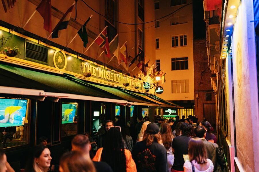 Malaga: Pubs and Clubs Crawl - The second bar: where the group starts to connect