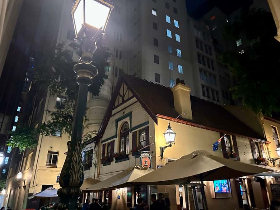 Melbourne: Spirits and Ales Haunted Pub Walking Tour - A dark alley and the ghost of unrequited love