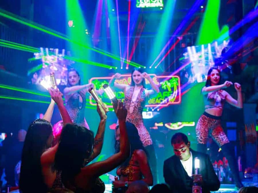 Miami Pub Crawl + Clubbing Experience - The middle stops: four venues, four different moods