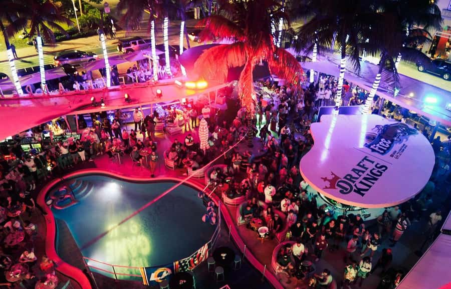 Miami Pub Crawl + Clubbing Experience - Free shots, drink specials, and the real cost of the night