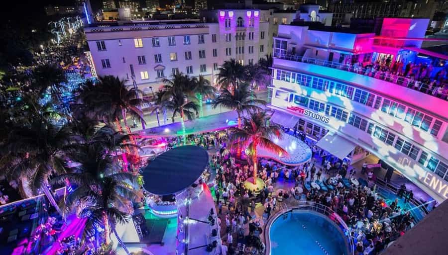 Miami Pub Crawl + Clubbing Experience - Starting the evening on Ocean Drive