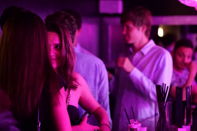 Milan Pub Crawl Party with Free Shots and Drink Deals by Riviera - East River | American Pub Vetra