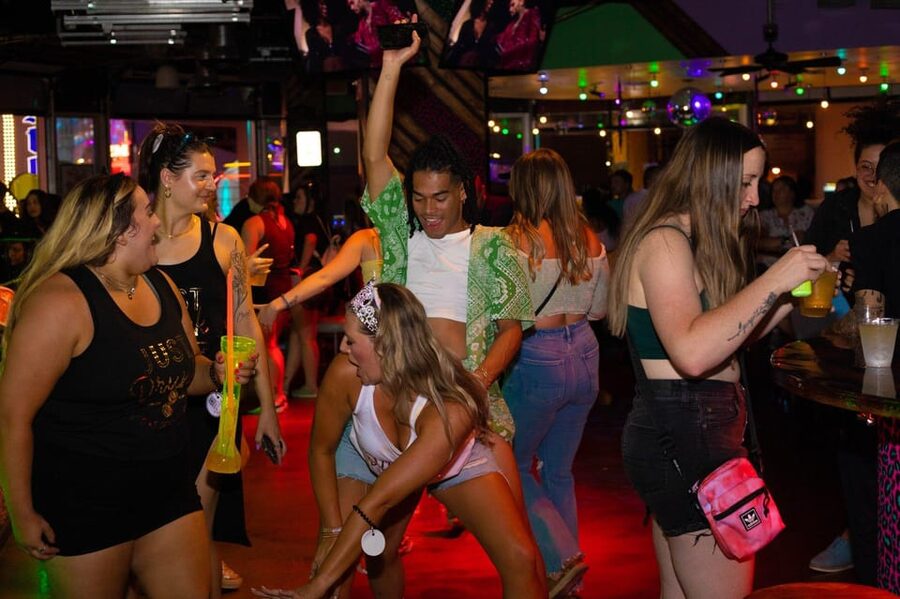 Nashville Bar Crawl: Guided Pub Crawl with Drinks Discounts - Honky tonks, rooftops, and the final stop
