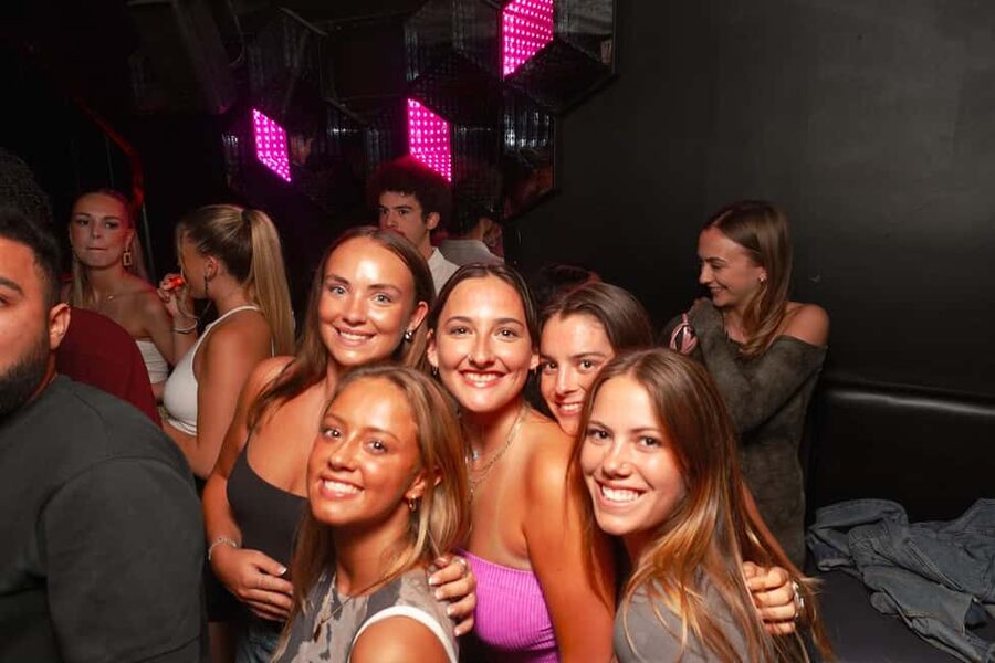 New Year’s Eve Party: Pub Crawl Nice with VIP Entry in Club - Key points at a glance