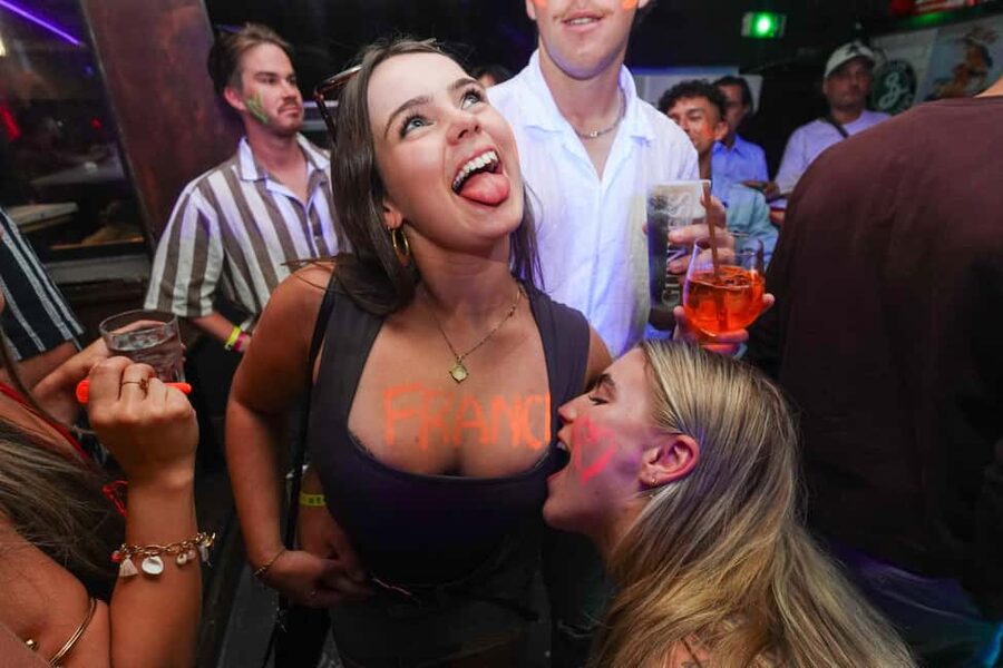 New Year’s Eve Party: Pub Crawl Nice with VIP Entry in Club - Five free shots and drink discounts: real value or party decoration?