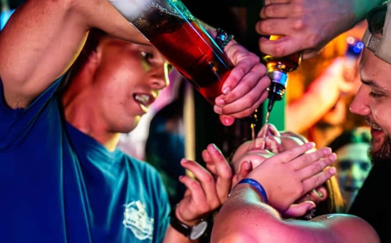 Nice: Bar/Pub Crawl with Free Shots and VIP Entry - Walking Through the Old Town Before the Party
