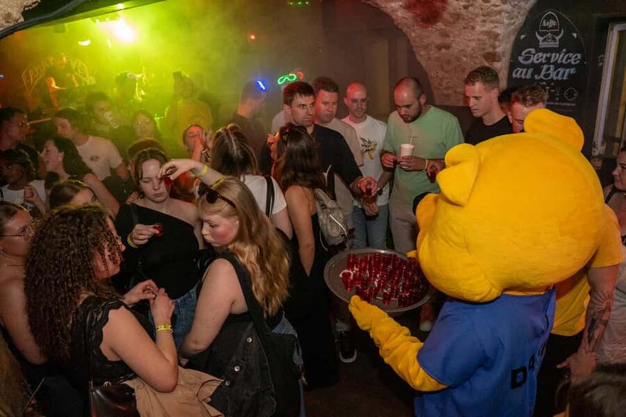 Nice : Yellow Pub Crawl - Social Bars, Games & Meet People - The value of one host for every 25 people