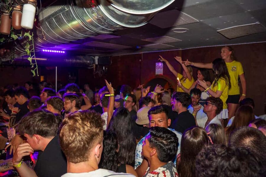 Nice : Yellow Pub Crawl - Social Bars, Games & Meet People - What $29 really buys you