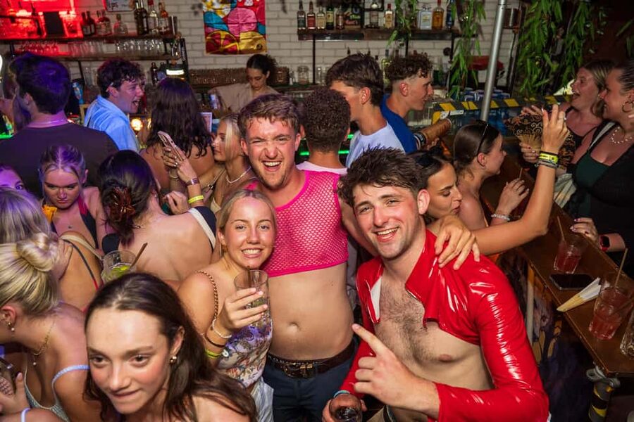 Nice : Yellow Pub Crawl - Social Bars, Games & Meet People - Who should choose Yellow in Nice?