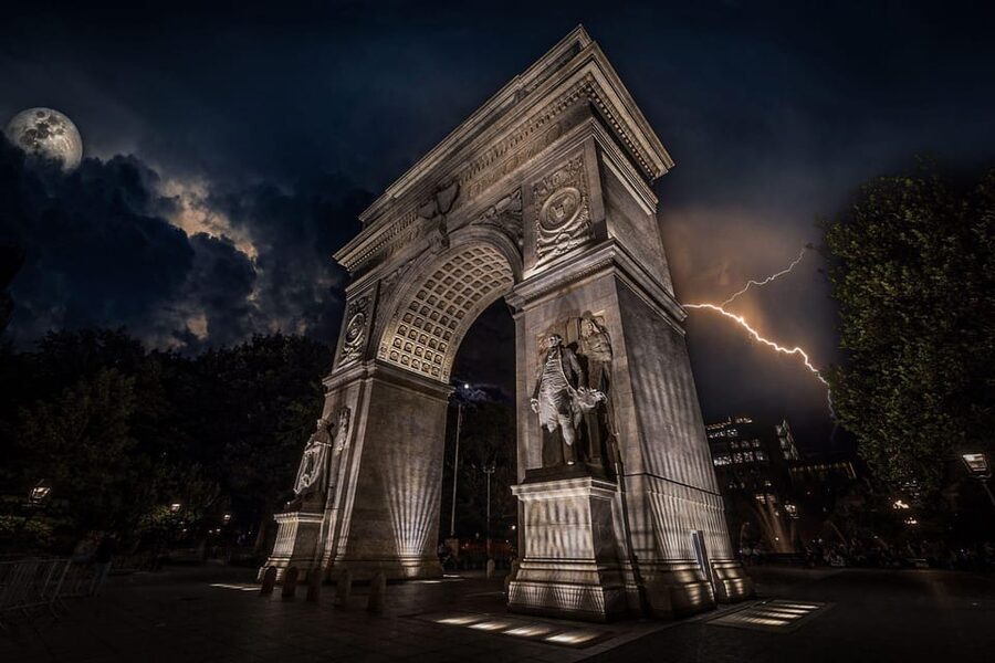 NYC: Boos & Booze Haunted Pub Crawl - The Friends apartment and the immortal cat