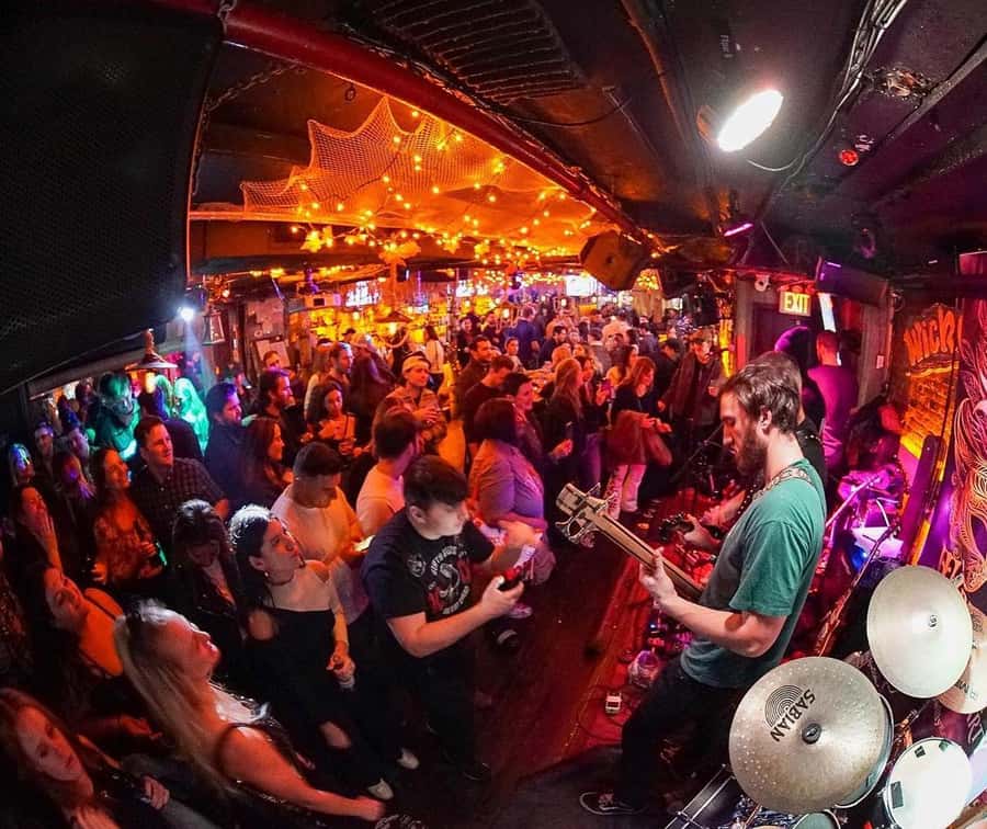 NYC Pub Crawl Experience - Music, games, DJs, and dancing