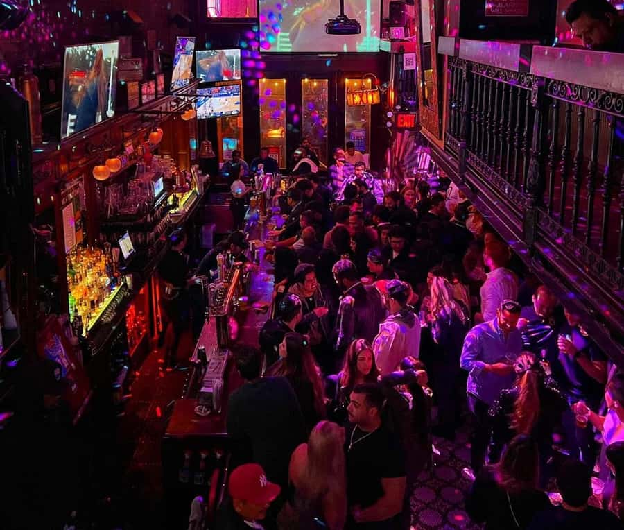 NYC Pub Crawl Experience - What the hosts add to the evening