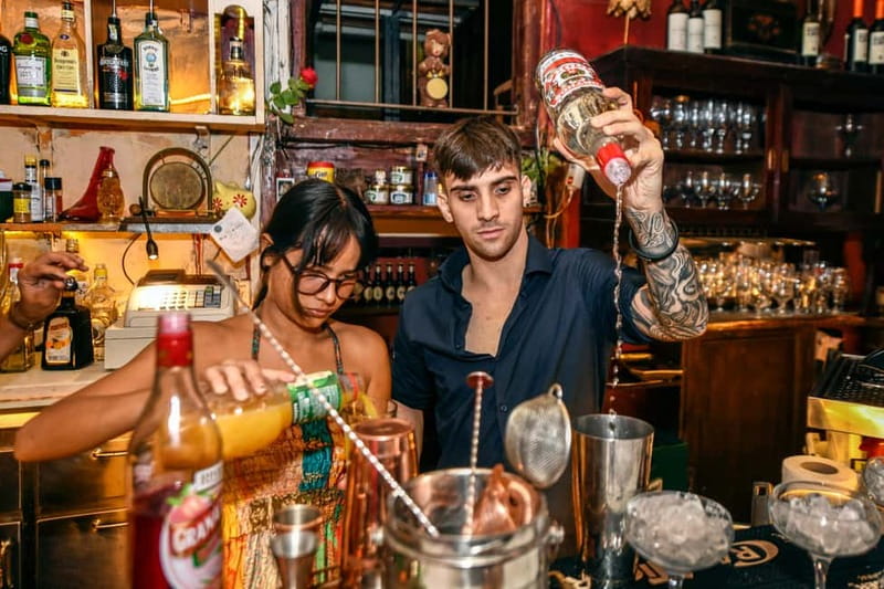 Original Hamburg Pub Crawl Sex & Crime St. Pauli Tour - Moving between venues without losing the group