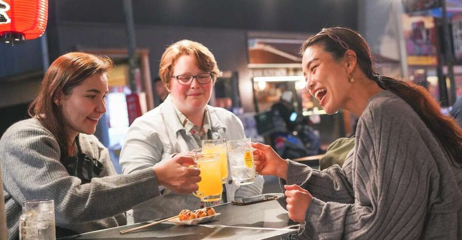 Osaka: Bar-Hopping Night Tour in Namba - Meeting at FamilyMart and entering Hozenji’s old lanes
