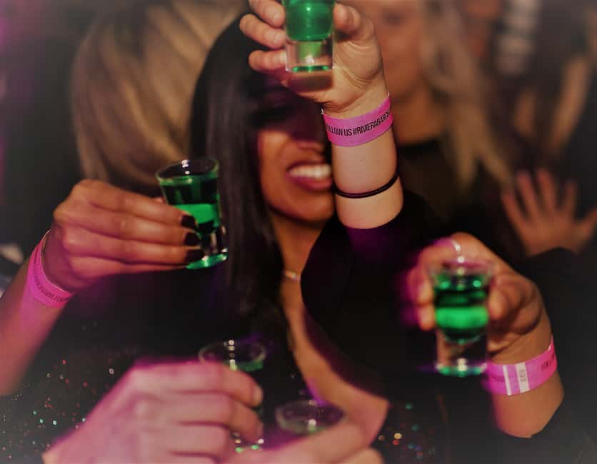 Paris: Latin Quarter Guided Pub Crawl to Bars and Clubs - VIP entry to the final nightclub