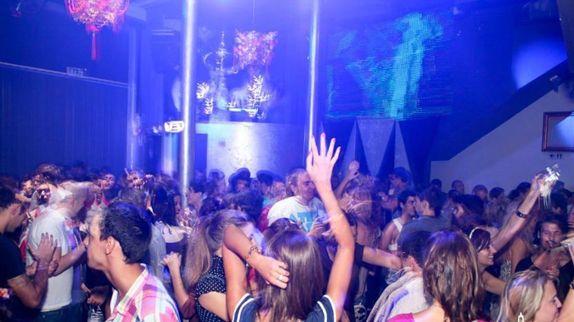 Porto: Pub Crawl with 6 Drinks and VIP Club Entry - Six Drinks and the Real Value at $19