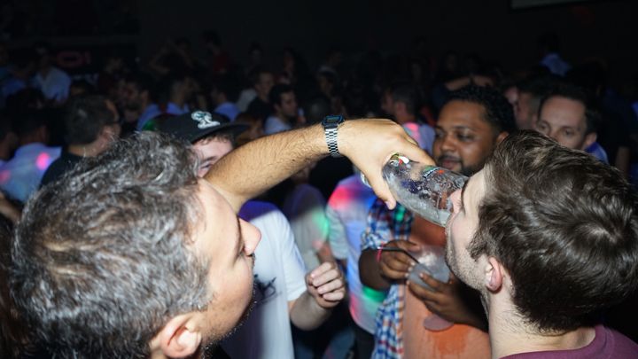 Porto: Pub Crawl with 6 Drinks and VIP Club Entry - Cancellation and Language Options