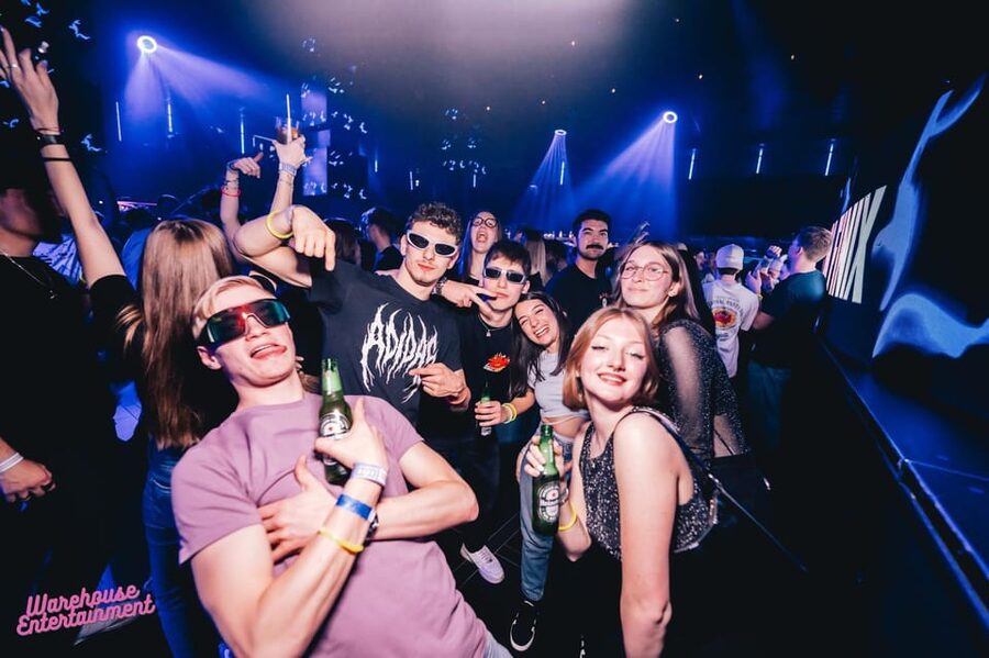 Prague: Pub Crawl with Shots & Entrance to Rooftop Club - What the guides add to the experience