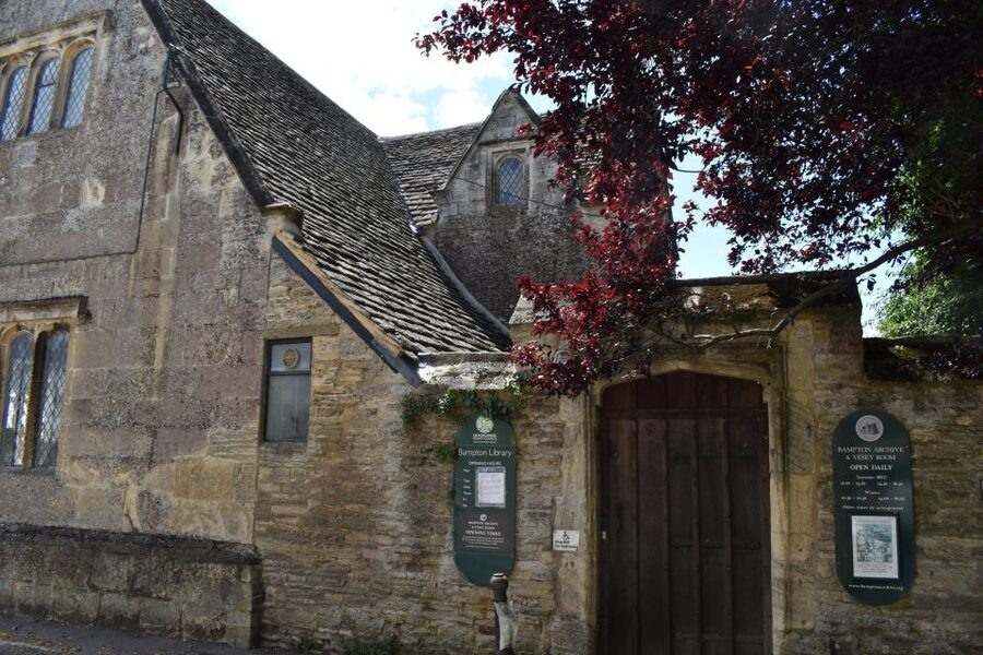 Private Downton Abbey Day Tour, including Pub Lunch - Leaving London in a private black cab