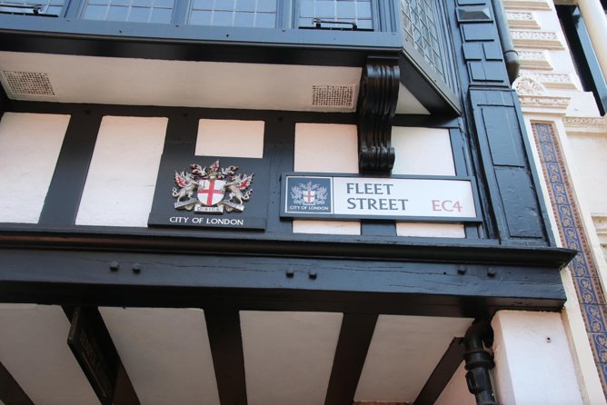 Private Group: Historical Pub Walking Tour of London - RAF stories, oranges and lemons, and Dickensian streets