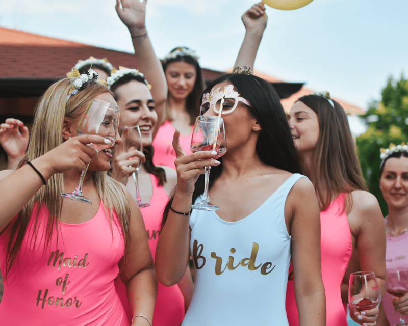 Private Pub / Bar Crawl Group Size 6-20 people - The local guide makes the route easier