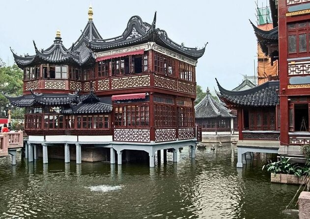 Private Shanghai Foodie Adventures with Rooftop Bar Hopping - What the guide adds to the evening