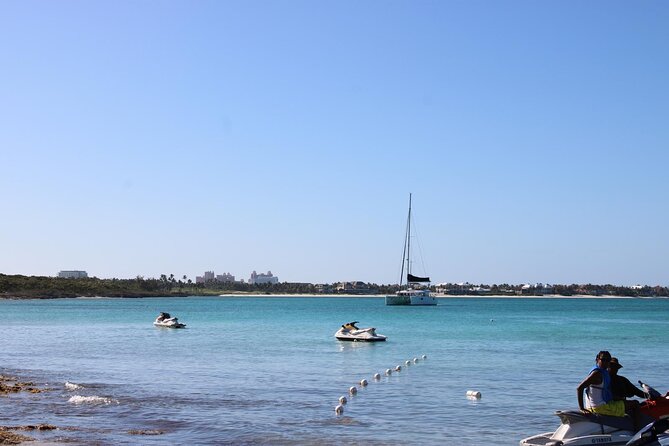 Private speed boat beach and bar hopping visiting Rose island - Leaving Nassau by speedboat