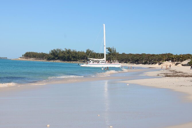 Private speed boat beach and bar hopping visiting Rose island - Three islands, three chances to slow down