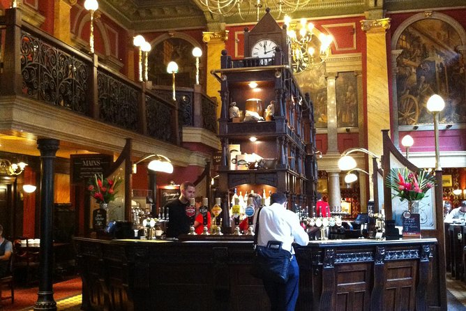 Private Tour of London's Historic Pubs - Jane’s guiding style and the private format