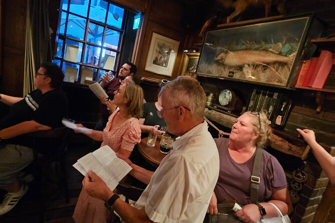 Pub Crawl and Sing along London Experience - What this London night is really about