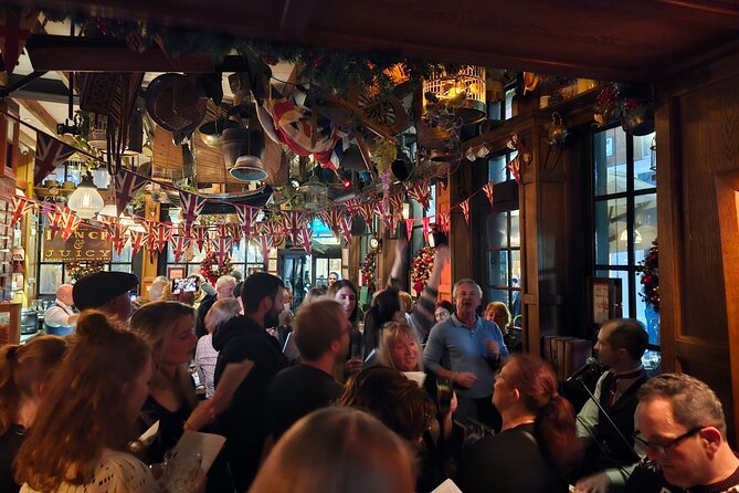 Pub Crawl and Sing along London Experience - Who will enjoy this evening most?
