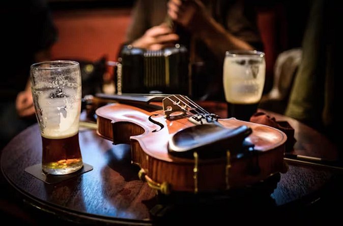 Real Dublin Traditional Music Pub Tour - Stop two: learning the difference between a jig and a reel