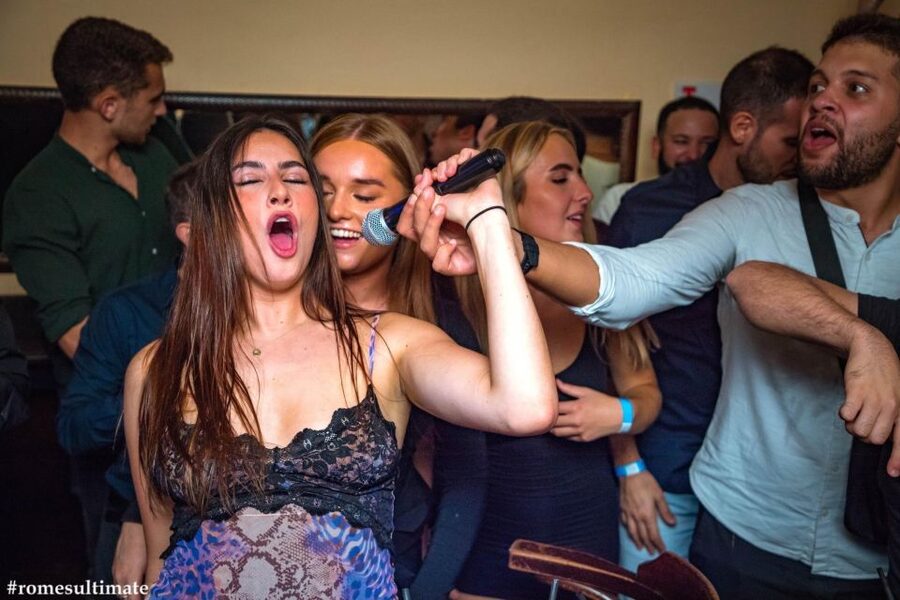 Rome: NYE Pub Crawl and Club - Making the most of the one-hour open bar