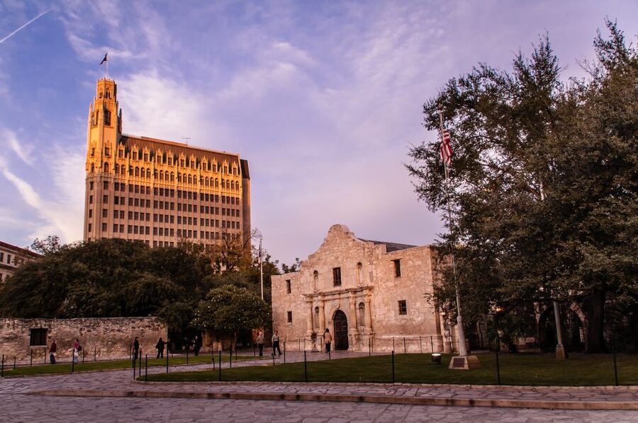 San Antonio: Guided Haunted Pub Crawl - The historic sights give the ghost stories some weight