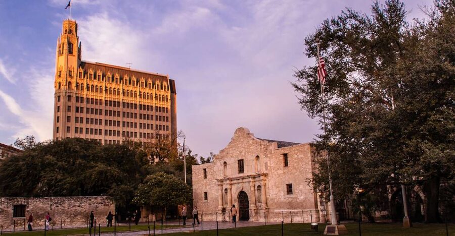 San Antonio: Guided Haunted Pub Crawl - Starting at the Hipolito Federal Building