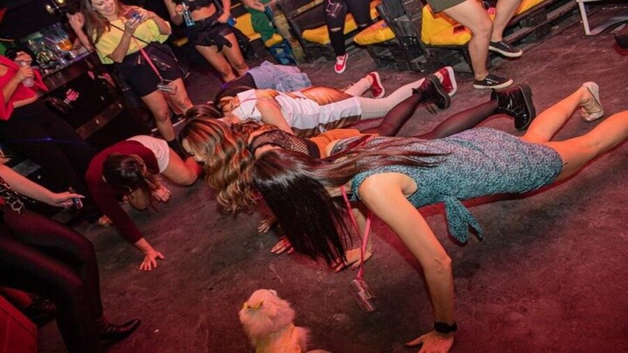 São Paulo Nightlife: Pub Crawl in the City that Never Sleeps - Live music, DJs, and karaoke after the warm-up
