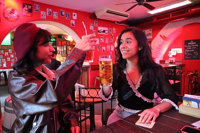 Saturday Night Pub Crawl for Professionals in Vienna, Austria - Dancing at Funky Monkey Bar