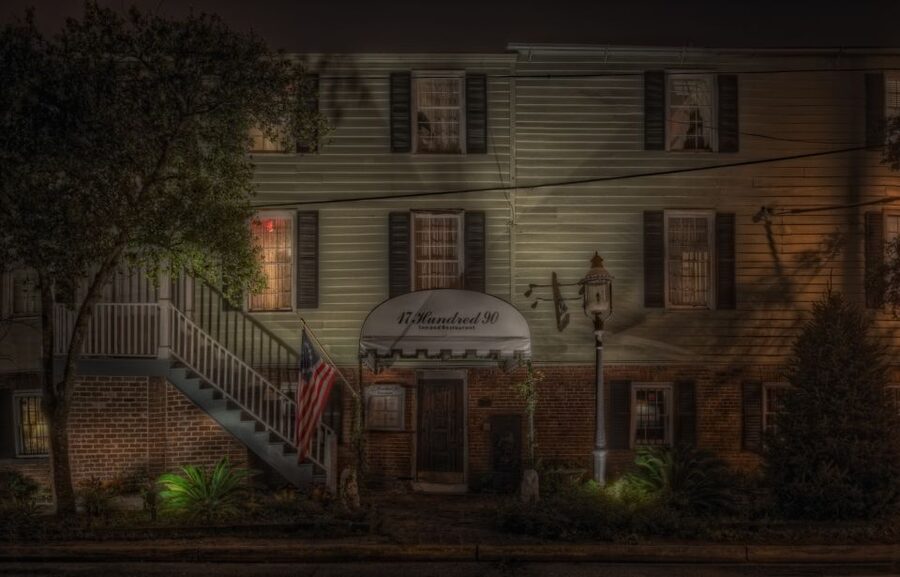 Savannah: Haunted Pub Crawl - Starting at Churchill’s with Savannah after dark